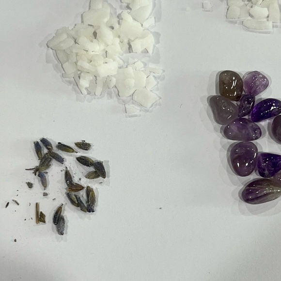 Lavender Soy Candle Tin with Amethyst Crystals - Picture 3 of 6